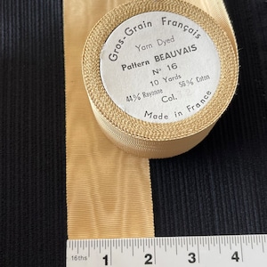 Fabricado en Francia. Cinta de grosgrain Morie. Se vende cortada a medida. Col. 32, n.º 16.
