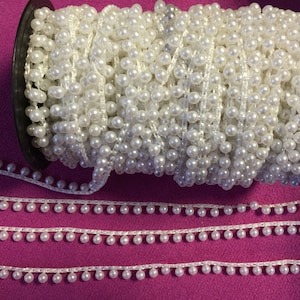 36 mètres de fausses perles sur la bobine, guirlande de perles blanches. Perles brillantes.  Bordure tissée en perles 6 mm. Décorations de bricolage, mariages.
