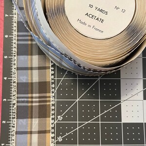 Mónaco. Cinta de tafetán con cuadros escoceses, fabricada en Francia. Se vende por rollo de 10 yardas. N.º 9.