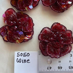 Aplikacja kwiatowa z cekinów, aplikacja. Sprzedawane pojedynczo. Te kwiaty są idealne do. Projektu DIY. Col. Wine