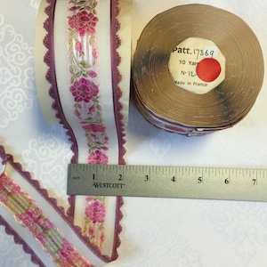 Cinta floral vintage con borde festoneado. Fabricada en Francia. Se vende cortada a medida o en rollo.