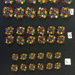 12 botones vintage de cristal multicolor con estrás. Fabricados en la República Checa. Disponibles en 3 tamaños.