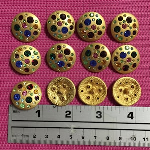 12 meerkleurige matgouden metalen Tsjechische knopen met strassteentjes. Gemaakt in Tsjechië.  1 1/8 breed, 1" breed, 5/8 breed.