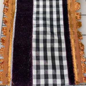 Vintage Franse lintcollectie. Geschulpt lint met waaierrand. Op maat gesneden verkocht. Gemaakt in Frankrijk.
