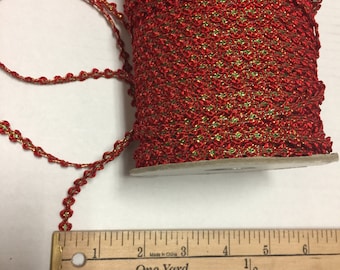 Metaliczna złota wstążka Ric Rac, 144 jardy złotej wstążki w zygzak, złote brokatowe wykończenie Ric Rac. Wyprodukowano w Japonii. Sprzedawana w rolkach.