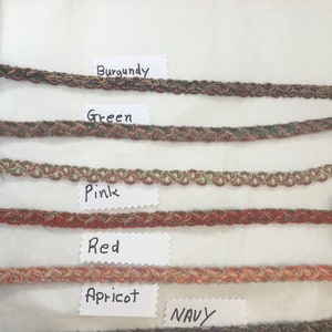 Peut inclure: Six échantillons de galon de différentes couleurs, dont le bordeaux, le vert, le rose, le rouge, l'abricot et le marine. Chaque échantillon est étiqueté avec sa couleur.