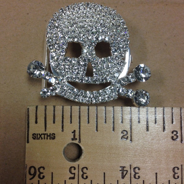 Strass Skull Buckle Crystal Slider. Fabriqué en République tchèque.Vendu par une seule pièce