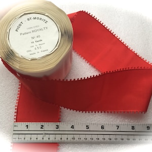 Nastro in taffetà con bordo a picot rosso, 100% rayon, largo 3", prodotto in Francia. Venduto a metri.