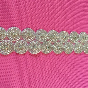 33cm langer Perlenkreis mit Strassmotiv. Perlen Motive, Runde Applikationen, Silber Applikationen, Perlen Applikationen.