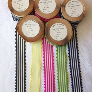 Se vende por rollo de 10 yardas. Cinta con borde de picot bonito. Fabricada en Suiza. Ancho: 1 1/2” de ancho, rayón. Estampado St. Moritz. Rayas de caramelo.