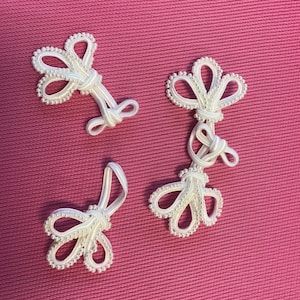2 Pairs of White Pearl Frog Closure.
