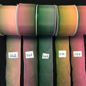Könnte beinhalten: Fünf Spulen mit Ombre-Band in verschiedenen Farben, darunter Rosa, Grün und Orange. Das Band ist durchscheinend und hat einen dezenten Schimmer. Die Spulen sind mit den Nummern 242, 245, 269, 270 und 283 gekennzeichnet.