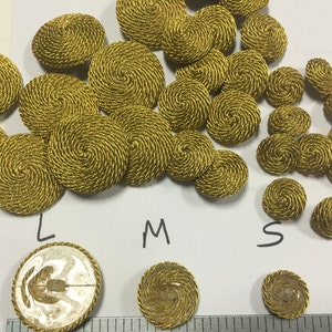 12 goudkleurige metalen passementknopen. Stoffen sluitingen, gouden stoffen knopen. Gouden passementknopen