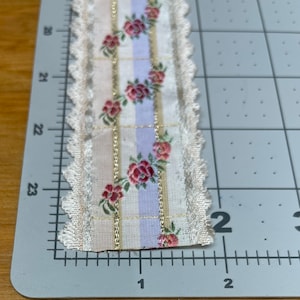 Vintage-Jacquard-Band mit gebogten Blumenkante. Meterware. Hergestellt in Frankreich.