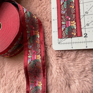 Vintage jacquard bloemenrood lint. Op maat gesneden verkocht. Rayon gemaakt in Frankrijk.