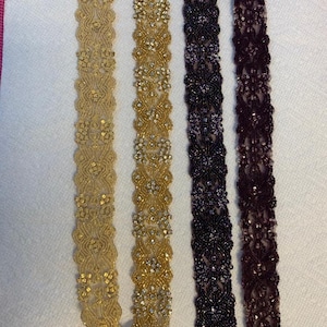 Adornos de diamantes de imitación. Motivos. Cinturón de novia, diadema. Dorado o ciruela. Se vende cortado a medida.