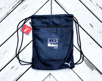 Duurzame rugzak met trekkoord met mijn Live More-ontwerp in zeefdruk op de voorkant. Tas met trekkoord, strandtas, draagtas, sporttas, wandeltas