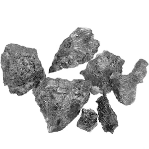 Puede incluir: Primer plano de varias piezas de roca gris, metálica y cristalina. La roca tiene una superficie rugosa y texturizada.