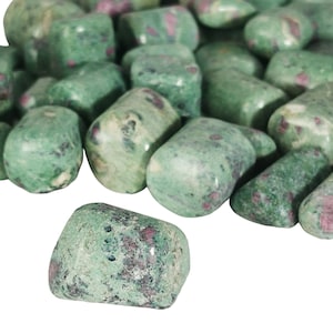 Puede incluir: Una colección de piedras pulidas de color verde y rosa. Las piedras son lisas y tienen un aspecto moteado.