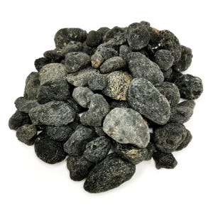 Puede incluir: Un montón de piedras de lava negras, ideales para paisajismo o fines decorativos.
