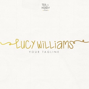 Könnte beinhalten: Goldenes Schriftlogo mit dem Text "Lucy Williams" und dem Slogan "Your Tagline" darunter. Der Text "Tea & Honey Studio" befindet sich oberhalb des Logos in kleinerer Schrift.