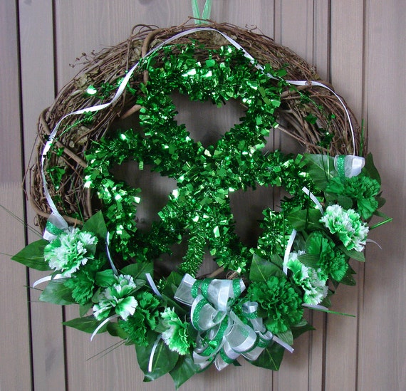 Luck o' the Irish! - Green Shamrock St. Patrick's Day Grapevine Wreath