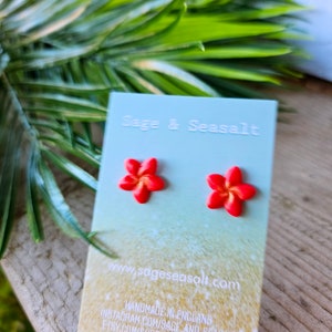 Pendientes de plumeria roja: hechos a mano, estilo tiki de los años 50, con flores tropicales.