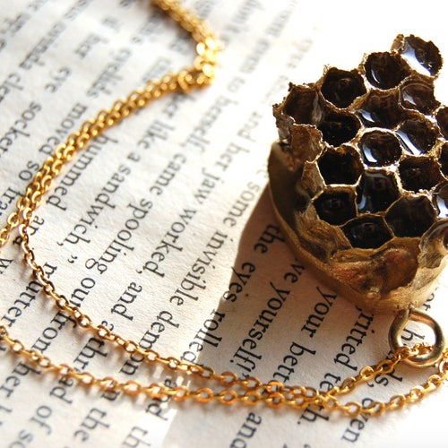 Natural Heart Shape Honeycomb Beehive Hive Honey Bee Pendant Charm Necklace Natural Heart Shape Honeycomb Beehive Hive Honey Bee Pendant Charm Necklace