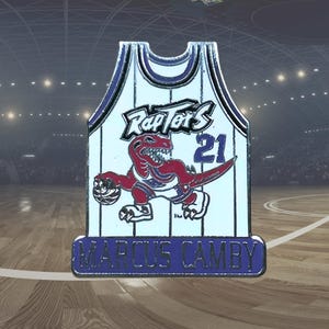 Broche vintage de basquete da NBA de 1996 do Marcus Camby, do Toronto Raptors.