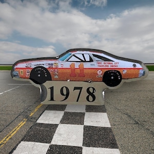 Broche de lapela/chapéu vintage Cale Yarborough #11 Nascar 1978 Winston Cup Champion Car