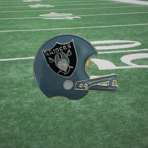 Vintage Los Angeles Oakland Raiders 1980's NFL Helmet (Small) Lapel/ Hat Pin