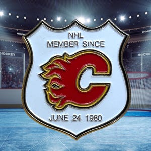 Op de afbeelding: Een schildvormige pin met een gouden rand en witte achtergrond. De pin toont de tekst "NHL MEMBER SINCE" boven een rood en geel gestileerd "C"-logo. De tekst "JUNE 24 1980" staat eronder. Waarschijnlijk een herdenkingsartikel.