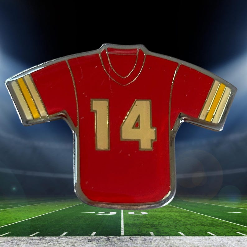 Pin de camiseta de fútbol americano de los Kansas City Chiefs de la NFL de los años 80, estilo vintage. imagen 1
