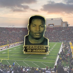 Vintage  Bo Jackson Los Angeles Raiders 1990 NFL Football Helmet Lapel/ Hat Pin