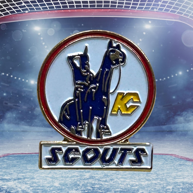 Puede incluir: Pin redondo con borde dorado, con un dise&ntilde;o de caballo y jinete azul sobre fondo blanco, con un logotipo "KC" amarillo. La palabra "SCOUTS" se muestra en letras doradas sobre una base rectangular.
