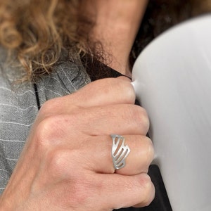 Anel de prata esterlina inspirado em asas de anjo, aliança minimalista elegante feita à mão, anel modernista feminino, presente de liberdade e proteção para ela imagem 1