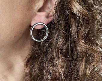 Oxidized round stud earrings made of sterling silver, black & silver open circle ear studs, minimalist jewelry, edgy gift for women and men