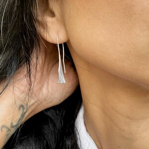 Moderne Dreieck Ohrringe mit matte Oberfläche, Sterling Silber Ohrringe, abstraktes Design, stilvolles Geschenk für Sie