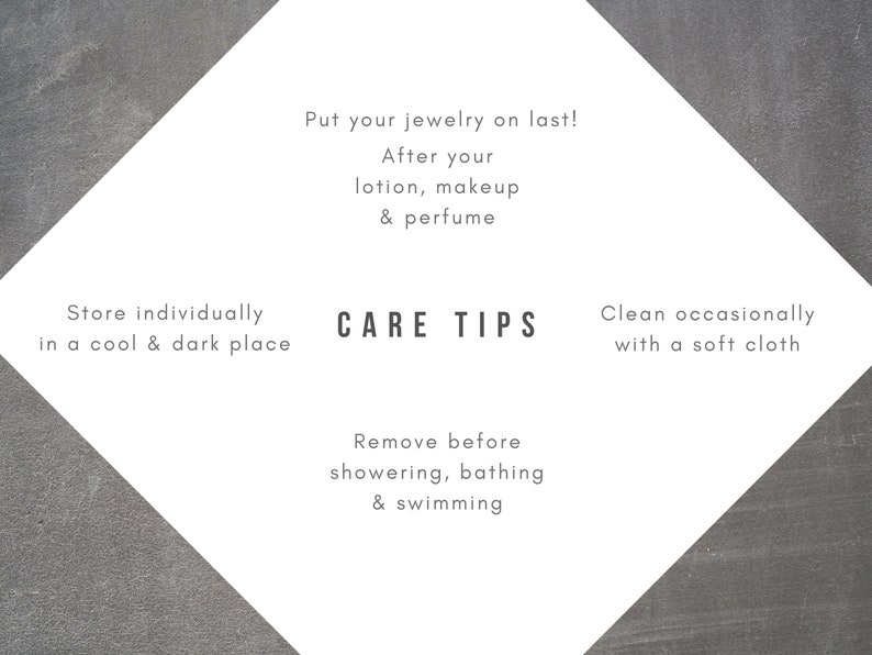 Puede incluir: Un gr&aacute;fico blanco en forma de diamante sobre un fondo gris muestra consejos para el cuidado de las joyas. El texto incluye instrucciones para ponerse las joyas al final, guardarlas en un lugar fresco y oscuro y limpiarlas con un pa&ntilde;o suave. Tambi&eacute;n aconseja quitarse las joyas antes de ducharse, ba&ntilde;arse o nadar.