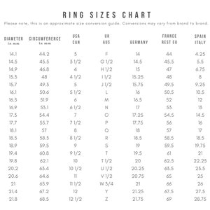 Pode incluir: Uma tabela de convers&atilde;o de tamanhos de an&eacute;is com medidas em mil&iacute;metros, polegadas e fra&ccedil;&otilde;es. A tabela inclui tamanhos para os EUA, Reino Unido, Alemanha, Fran&ccedil;a, Espanha e It&aacute;lia.