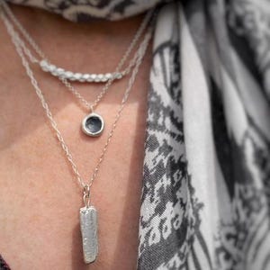 Puede incluir: Una tabla de cortar de madera hecha a mano con un acabado natural. La tabla rectangular tiene un surco para jugos y un asa. Dimensiones: aproximadamente 45 cm de largo, 30 cm de ancho y 2,5 cm de grosor.