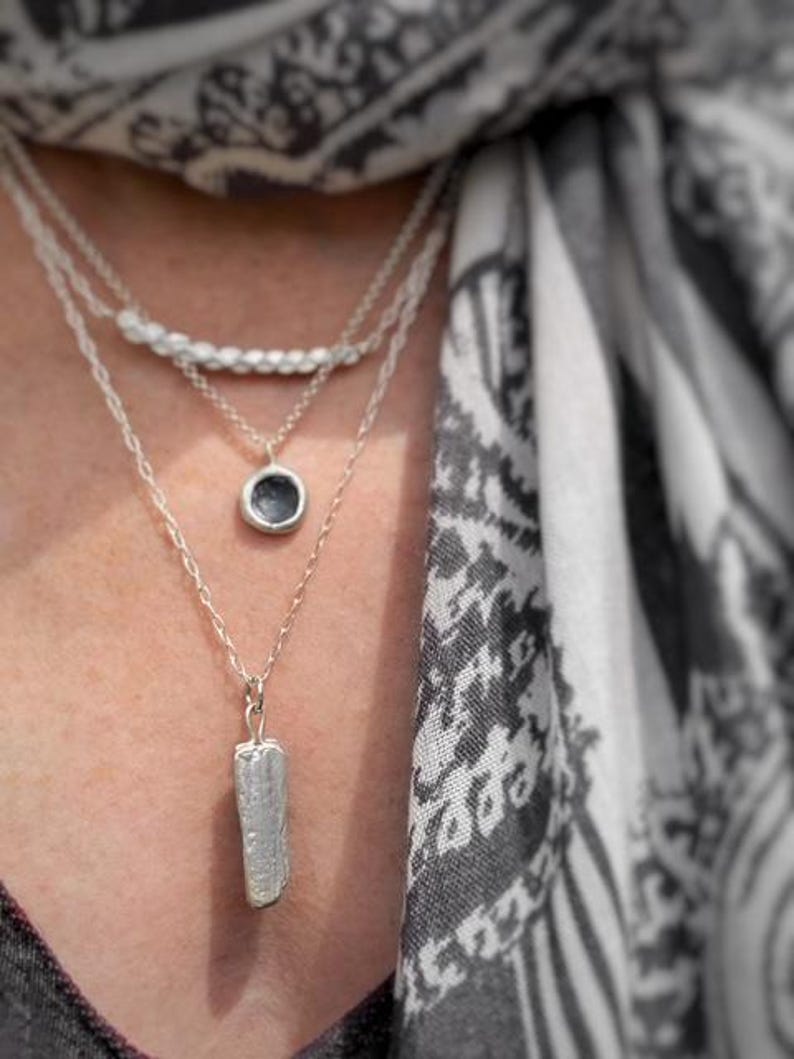 Puede incluir: Una tabla de cortar de madera hecha a mano con un acabado natural. La tabla rectangular tiene un surco para jugos y un asa. Dimensiones: aproximadamente 45 cm de largo, 30 cm de ancho y 2,5 cm de grosor.