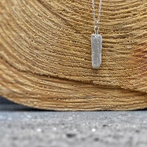 Collar de plata de ley con diseño rústico, colgante brutalista en capas con acabado mate cepillado, collar llamativo con textura. imagen 5