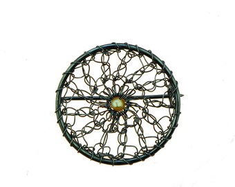 Brooch  "Lilli" crochet in oxidized, with freshwater pearl.