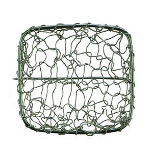 以下が含まれることがあります： 銀色の仕上げが施された正方形のワイヤーメッシュブローチ。メッシュは細いワイヤーで織られており、繊細で複雑なデザインになっています。