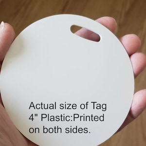 Peut inclure: Une &eacute;tiquette ronde en plastique blanc avec un trou en haut. L'&eacute;tiquette mesure 10 cm de diam&egrave;tre et porte l'inscription "Actual size of Tag 4" Plastic:Printed on both sides.".
