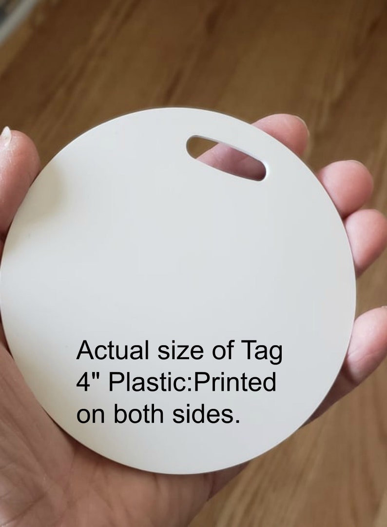 Peut inclure: Une &eacute;tiquette ronde en plastique blanc avec un trou en haut. L'&eacute;tiquette mesure 10 cm de diam&egrave;tre et porte l'inscription "Actual size of Tag 4" Plastic:Printed on both sides.".