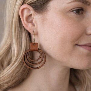 Pendientes circulares de madera de nogal con cuero color caramelo / Pendientes colgantes de madera ligeros / Pendientes de aro estilo boho en capas / Cuero auténtico / Joyería hecha a mano