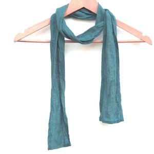 Blauwgroene skinny linnen sjaal: dunne smalle hals, hoofd, haaromslag