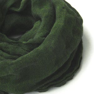 Mały, ciemnozielony szalik z gazy lnianej dla mężczyzn i kobiet
